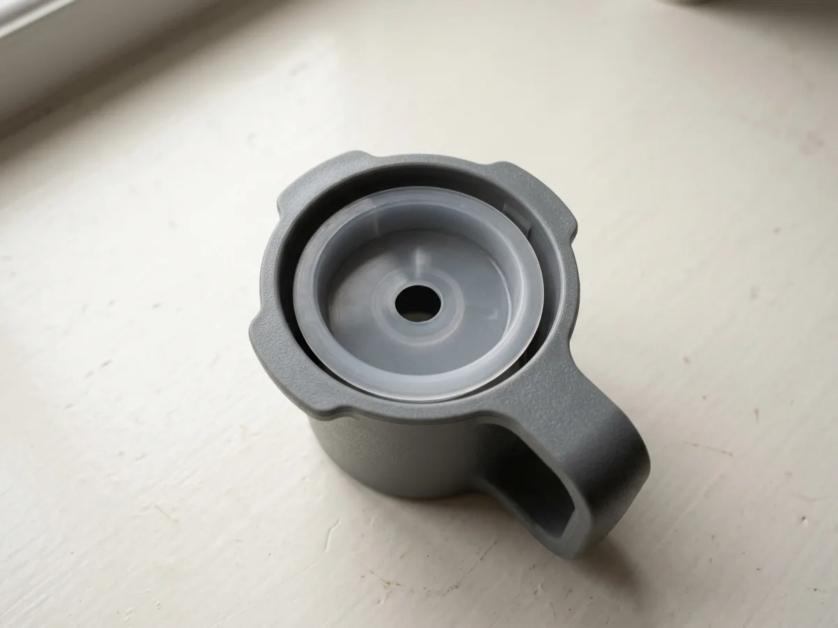 L’accessoire de rinçage installé dans le porte-capsule, à la place d’une capsule