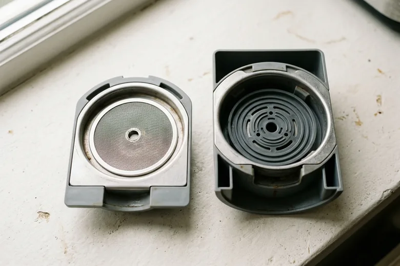 Deux porte-dosettes côte à côte : l’un à tamis plat, l’autre à insert moulé